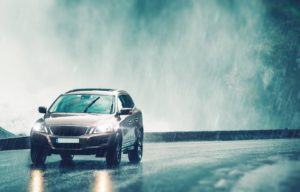 4 Basic Steps to Ensure Safety While Driving in the Rain